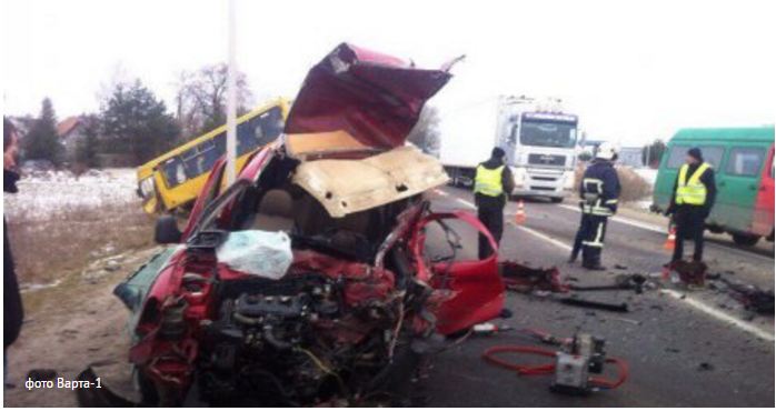 Одна людина загинула, троє травмувалися у ДТП між маршруткою та легковиком біля Львова