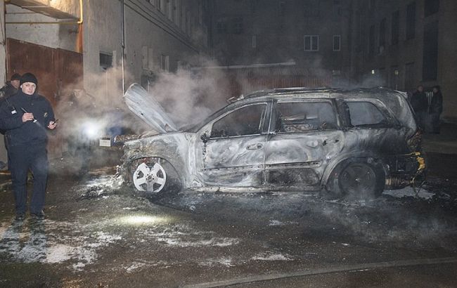 Згоріла вщент: в Ужгороді спалили автівку чиновниці (ФОТО) 