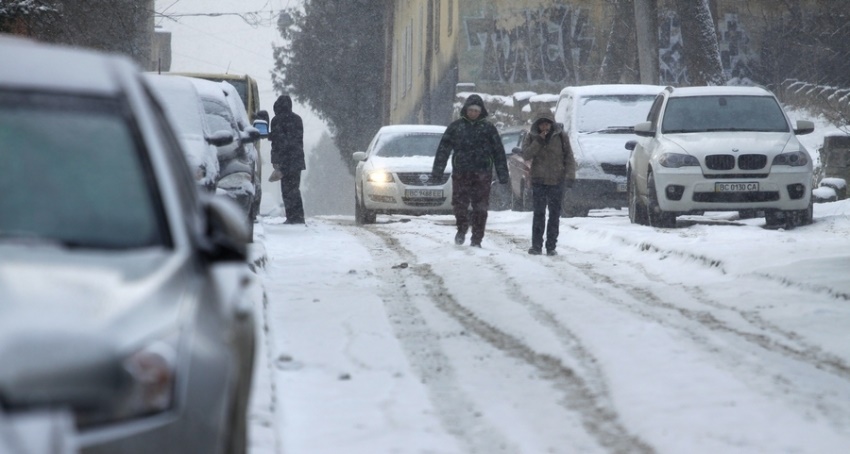 Львів потонув у снігах, а Садовому все одно. Погода призвела до транспортного колапсу