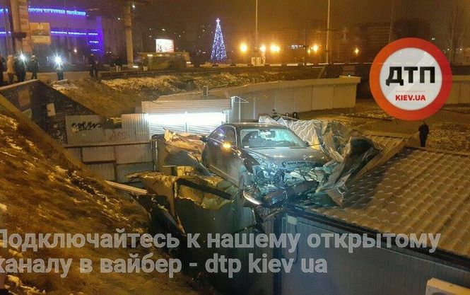 Вдало “припаркувався”: у Києві через ДТП авто опинилось на даху торгівельного кіоску (ФОТО)