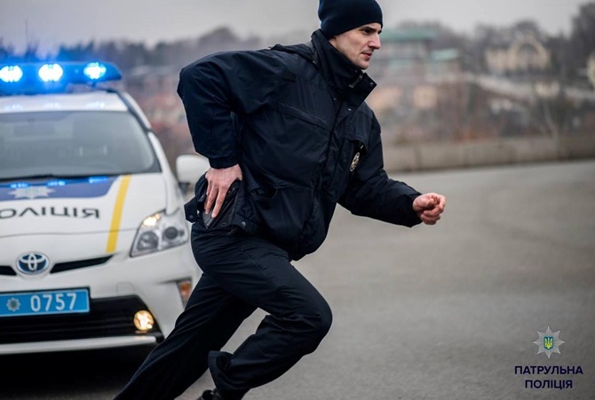 Львівські патрульні знайшли хлопця, який підрізав відвідувача кафе та втік з місця події