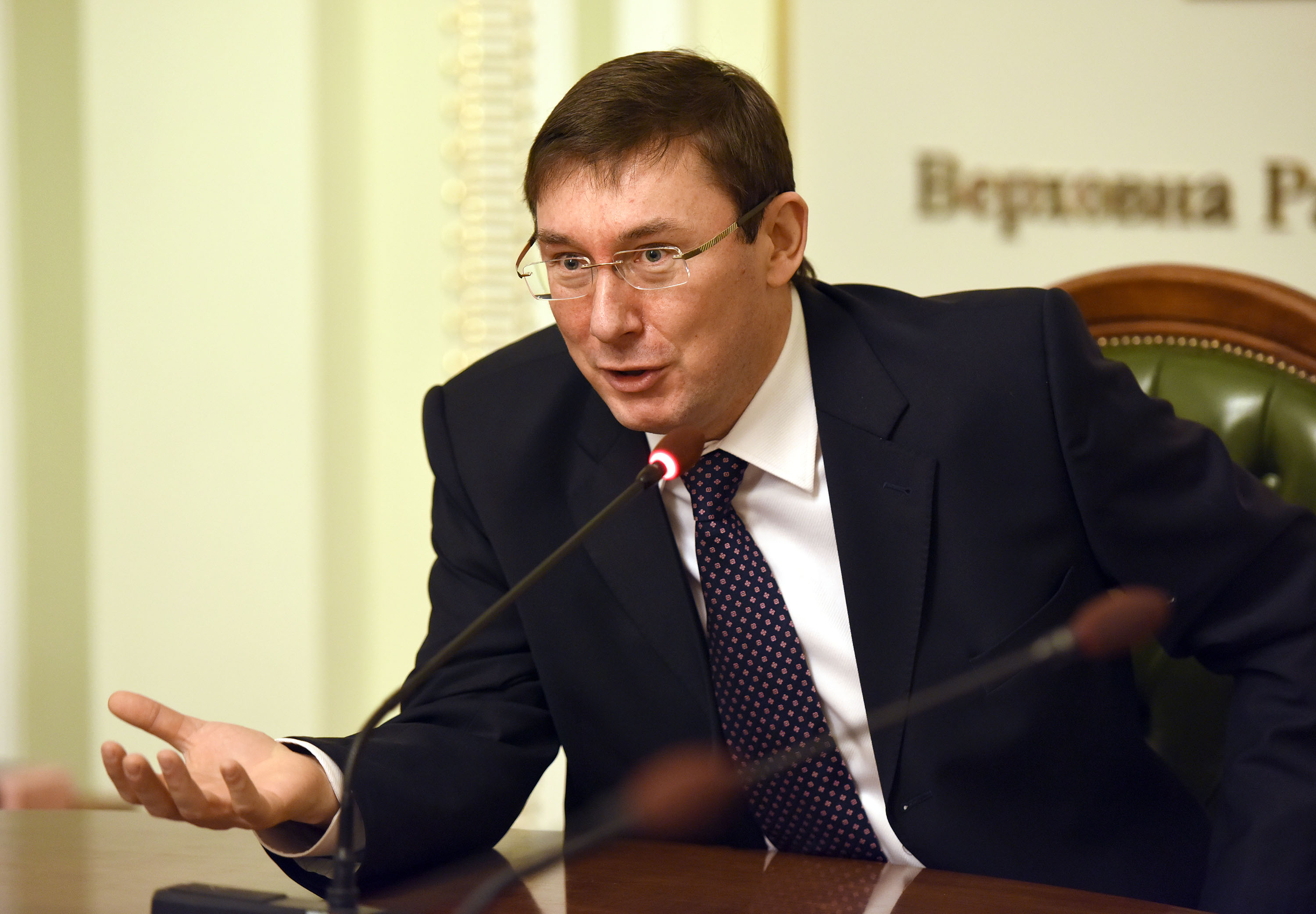 Адвокати втікача Януковича подали до суду на генпрокурора Луценка. Чим вони думають?