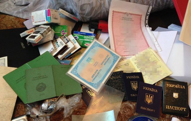 СБУ викрила злочинну групу, яка займалась підробленням паспортів