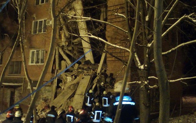 У Чернігові через вибух обвалилася будівля (ФОТО, ВІДЕО). Багато постраждалих, одна людина померла