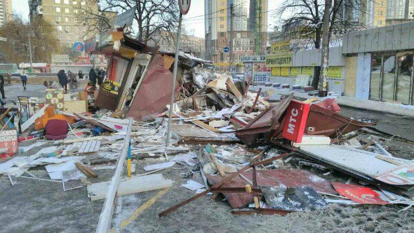 Зрівняли із землею: відомий ринок у Києві повністю знищений. ФОТО жахливих руїн