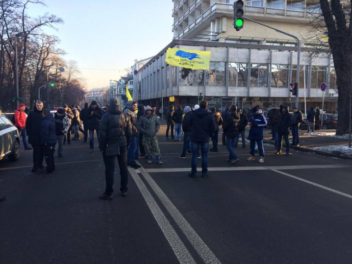 Активісти на авто з єврономерами перекрили центр Києва
