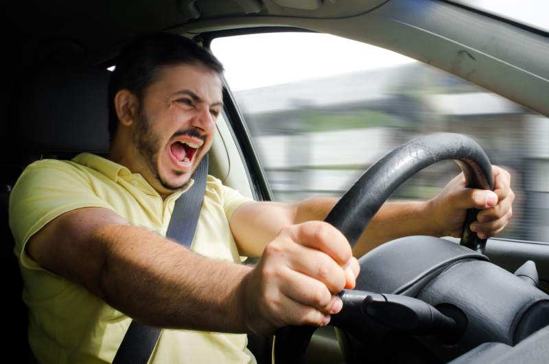 Безпечна зима за кермом: поради водіям, як уникнути аварій під час ожеледиці, яка насувається