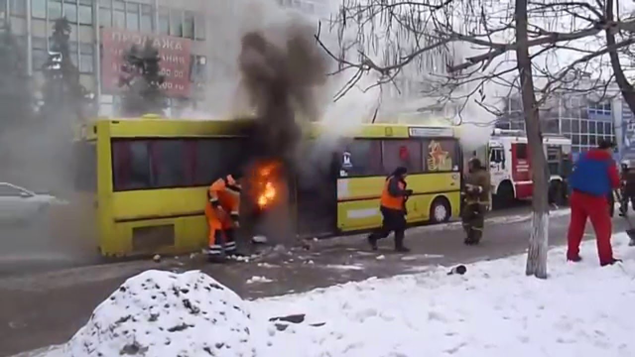 У Львові горів автобус посеред дороги, а ніхто навіть не зупинився, щоб дати вогнегасник (фото)