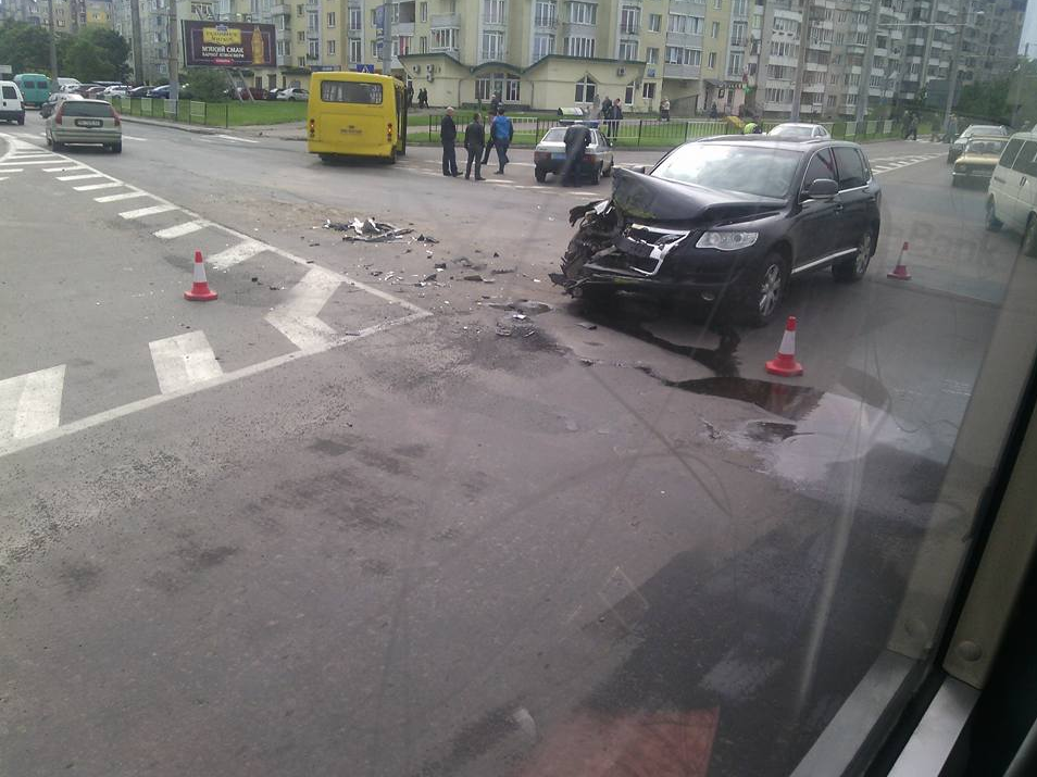 Трагедія у Львові: жахлива ДТП трапилася сьогодні – від машини мало що залишилося (фото)