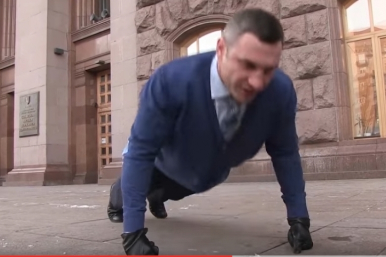Єдине, що він може зробити: Віталій Кличко віджався, біля Київської мерії(ВІДЕО)