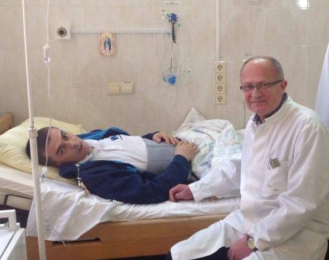 Він заслуговує на повагу: на Львівщині хірург зробив унікальну операцію рятувальнику (ФОТО)