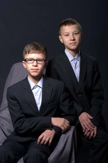 13-річні брати з Рівного, батько яких загинув в АТО, а мама онкохвора, мріють про набори для малювання