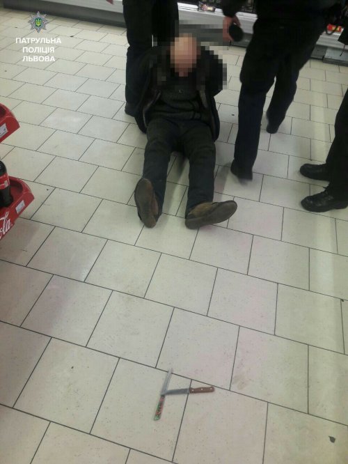 Наче озвірів: у Львові чоловік розбив вітрину в супермаркеті і погрожував відвідувачам
