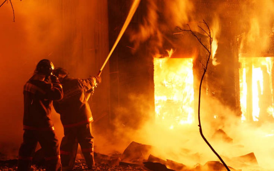 У Дніпрі на 14 поверсі квартира вигоріла до тла, пожежники не змогли нічим допомогти (ФОТО)
