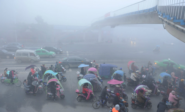 У Китаї вперше оголошено найвищий рівень небезпеки через смог (ФОТО)