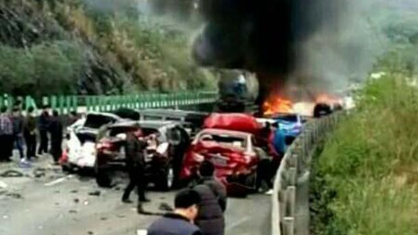 Масштабна ДТП з майже 20 авто переросла у пожежу у Китаї, багато жертв