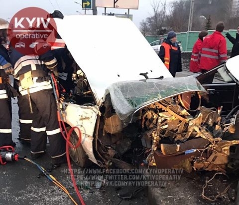Жахлива аварія в центрі Києва забрала життя пасажира. Від автівки не залишилося нічого цілого (ФОТО, ВІДЕО)
