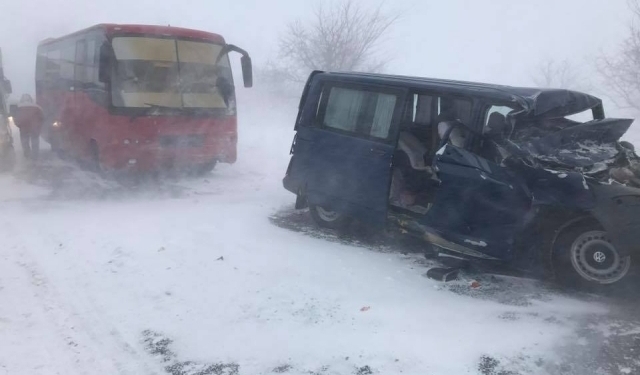 Жахлива трагедія: автобус переповнений пасажирами потрапив у криваву ДТП (фото)