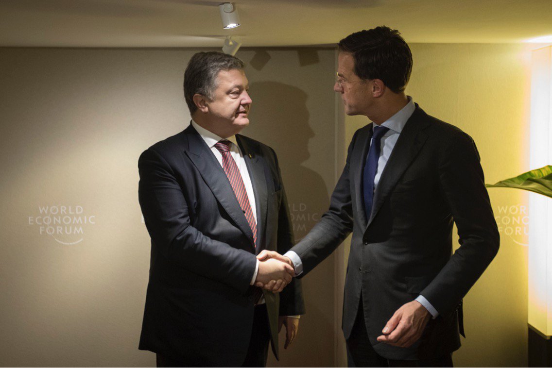 Порошенко проводить переговори з голландським прем’єром у Давосі