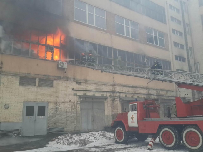 У Львові борються з вогнем на заводі “Електрон”