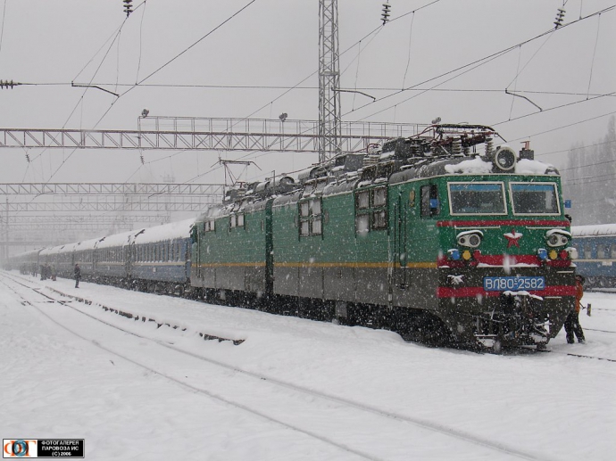 “Укрзалізниця – це просто знущання”: люди в шоці від засніжених тамбурів в українських поїздах (ФОТО) Вижити нереально
