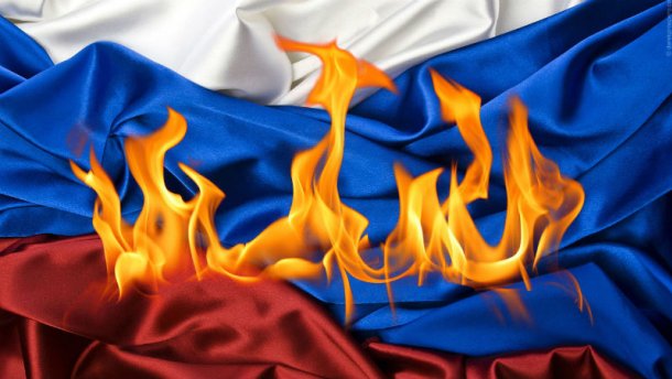 Чоловік намагався спалити прапор Росії в анексованому Криму