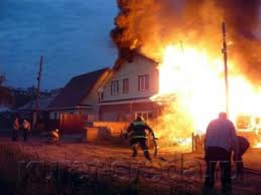 Це просто жахливо: п’яний закарпатець навмисно запалив будинок разом з родиною (ФОТО)