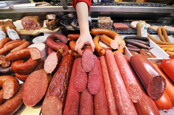 Перестаньте це їсти: журналісти показали з чого роблять ковбасу
