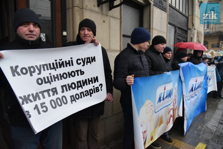 Протестувальники у Львові примусили суддю написати заяву на звільнення (ФОТО)