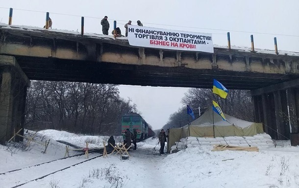 Терміново: озброєні “тітушки” штурмують блокаду на Донбасі, є поранені