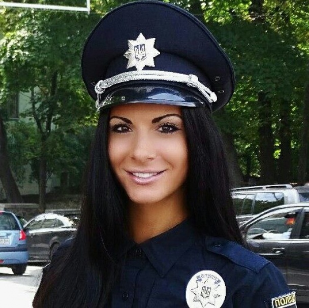 Ах, які ніжки: найсексуальніша поліцейська Людмила Мілевич виставила на показ свої звабливі форми (ФОТО)