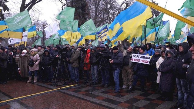 Під ВР зібралося багато людей на підтримку блокади Донбасу