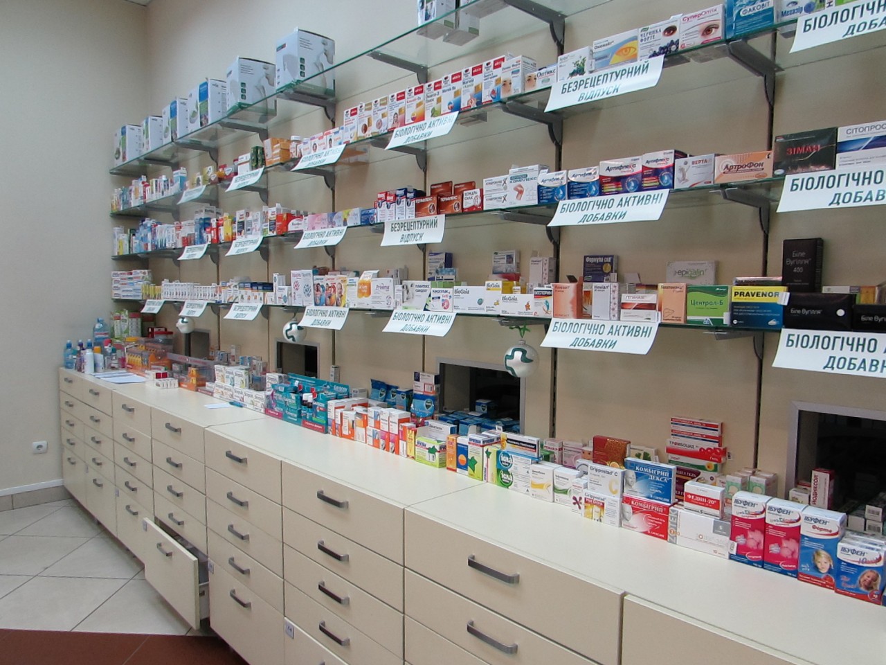 Жахливий дефіцит: З полиць українських аптек зникає дедалі більше ліків