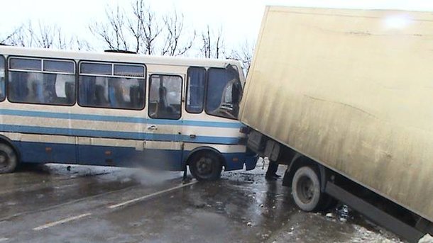У Львівській області сталася моторошна ДТП: автобус з людьми врізався у фуру
