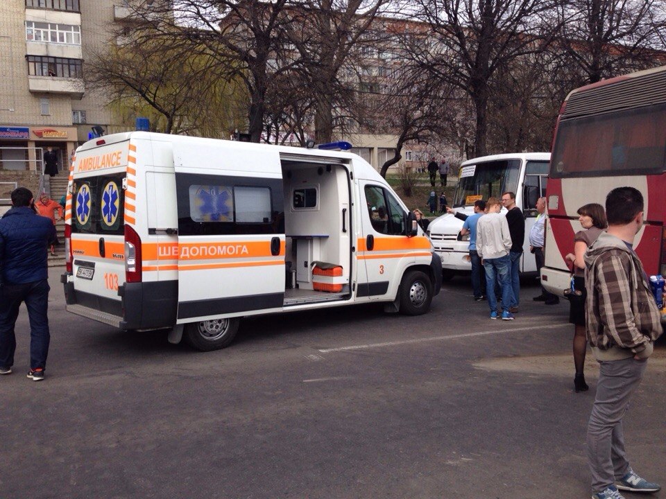 Жахлива трагедія: В Києві перекинувся мікроавтобус. Від побаченого мурашки по шкірі (ФОТО)