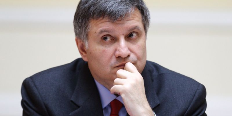 Щоб не було зайвих питань: як скандальний міністр Аваков “виправив” закон про роздавання зброї (ФОТО)