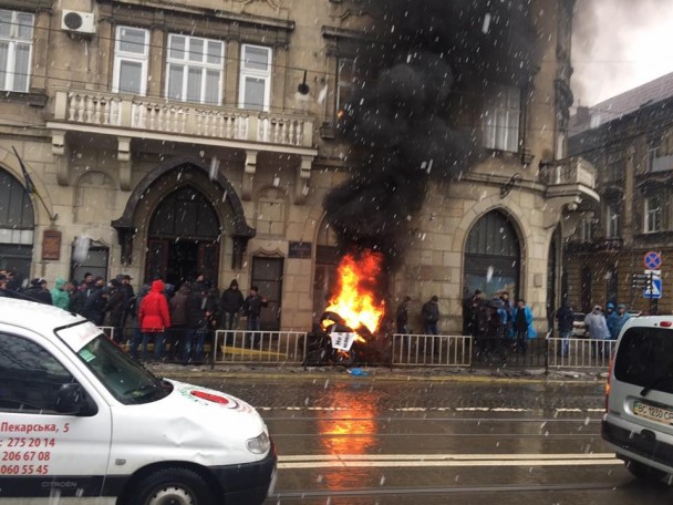 Львів охопило свавілля суддів: в центрі міста десятки людей підпалили шини. Відома причина їхніх дій (ФОТО, ВІДЕО)