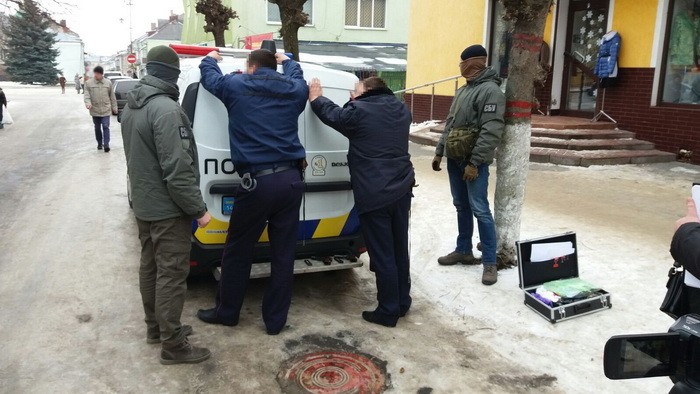 Нахабства не бракує: троє поліцейських на Львівщині вимагали хабар (ФОТО)