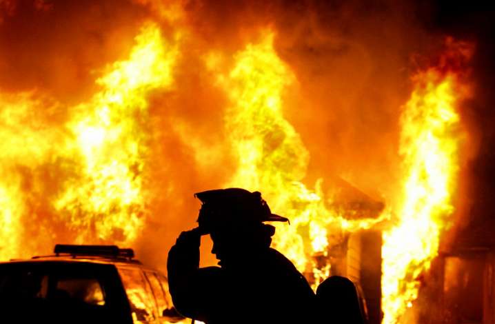 Цілого нічого не залишилося: у Києві масштабна пожежа знищила житловий будинок. Потерпілі у важкому стані (ФОТО, ВІДЕО)