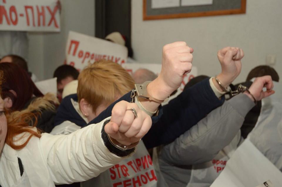 Активісти вимагають імпічменту Порошенко і блокують приймальню Кабміну (фото)