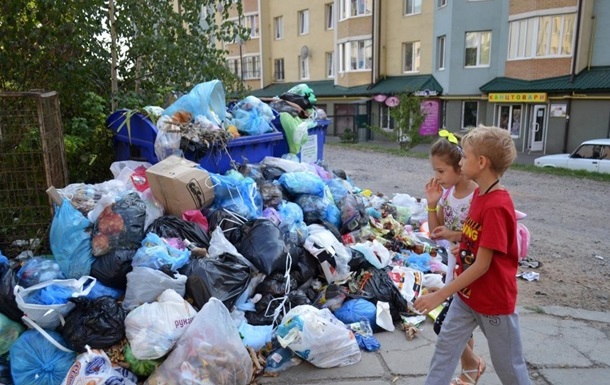 Львів знову тоне в смітті: стало відомо, хто подасть руку допомоги місту