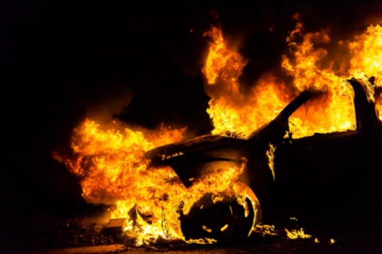 Нечувана жорстокість: невідомі спалили до щенту авто екс-голови обласної ради
