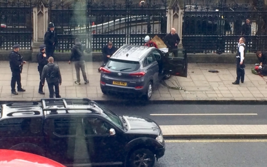 Моторошне видовище: біля Британського парламенту невідомі наїхали автівкою та розстріляли людей. Є померлі та десятки поранених