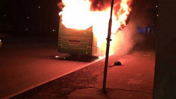 Моторошні кадри: маршрутка повністю згоріла у Києві. Цілого нічого не лишилось (ФОТО)