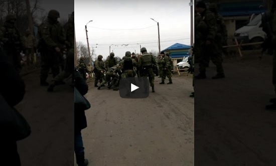 Важко дивитися: У Мережі з’явилися перші відео розгону блокади Донбасу (18+)
