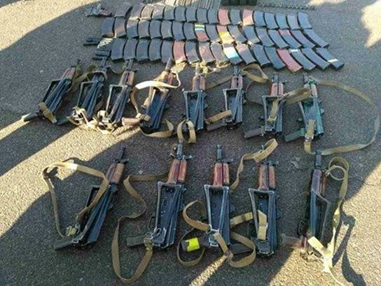 13 автоматів у багажнику, – під Києвом затримали чоловіка зі зброєю (ФОТО)