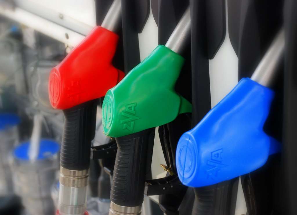 Їздити відтепер зможуть лише найбагатші: які ціни на бензин чекати в Україні (ІНФОГРАФІКА)