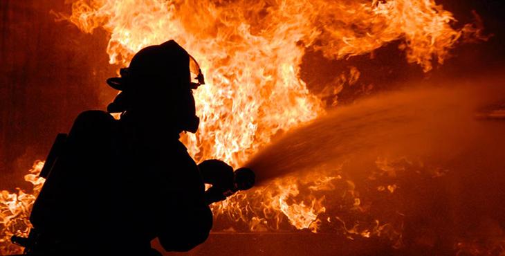 Терміново: в Києві сталася масштабна пожежа, згорів оздоровчий комплекс (ФОТО)