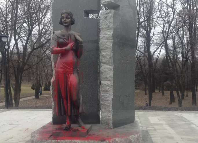 У Києві невідомі облили фарбою пам’ятник Олені Телізі