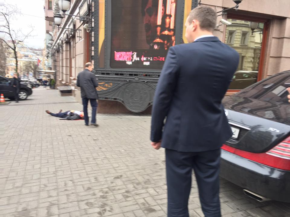 “ВІН Ж МЕРТВИЙ ЛЕЖИТЬ”: З’явилось нове відео з місця вбивства Вороненкова!  Дивитись страшно (ВІДЕО 18+)
